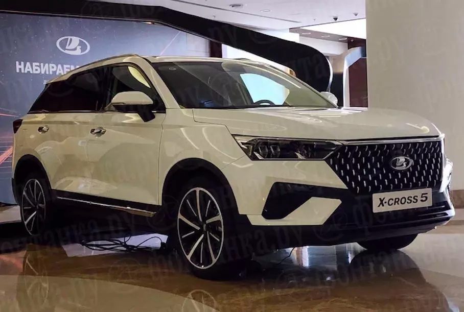 Дилеры «Лада» сбывают остатки российского кроссовера с бывшего завода Nissan. Сколько автомобиль стоит теперь